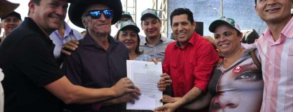 secretario pousando para foto como titulo de terra