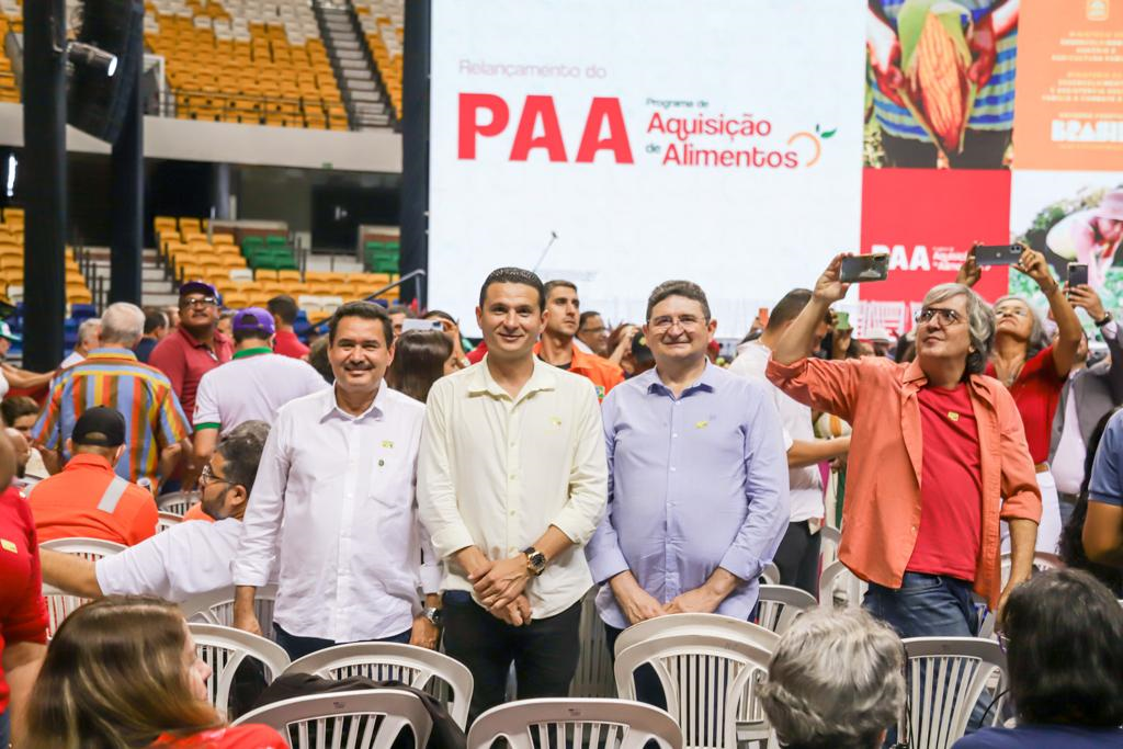 Secretário Moisés Braz e secretário Marcos Jacinto no relançamento do PAA, no Recife, em março de 2023
